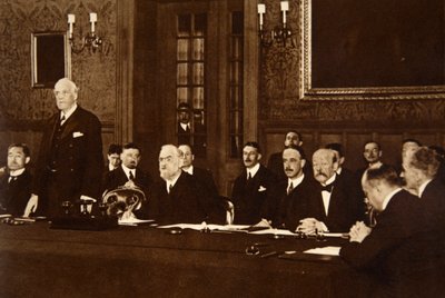 Lega delle Nazioni - primo incontro a Londra, 1920, Mr. A.J. Balfour parla come Lord Presidente del Consiglio da English Photographer